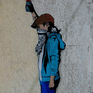 Jeune masqué utilisant une bombe pour projeter de la peinture rouge - France  - collection de photos clin d'oeil, catégorie streetart